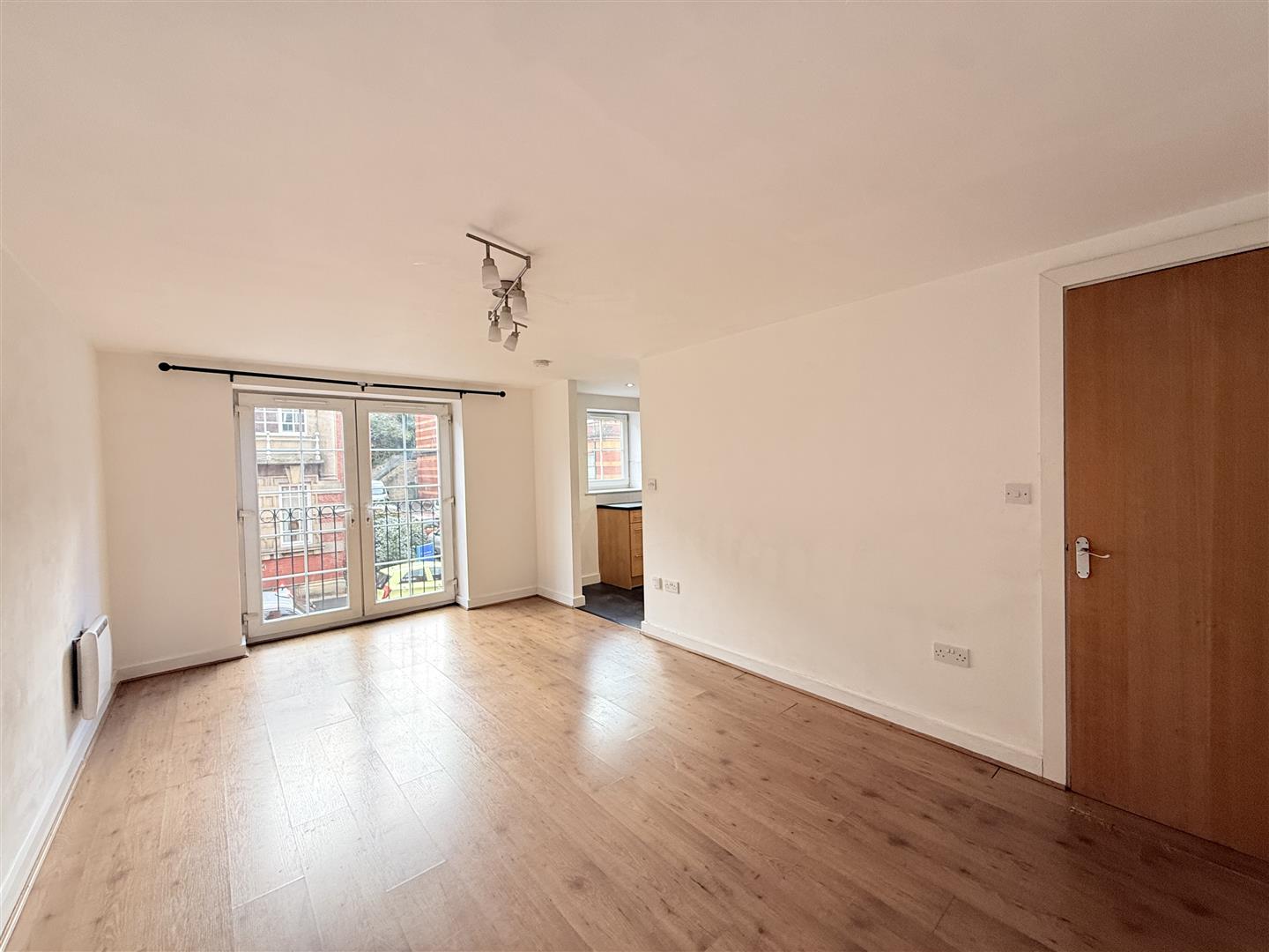 2 bed apartment in Waterloo Road, Stalybridge – photo 3